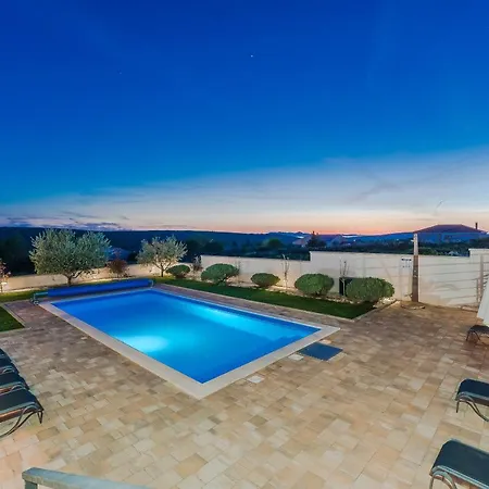 Luka Villa *