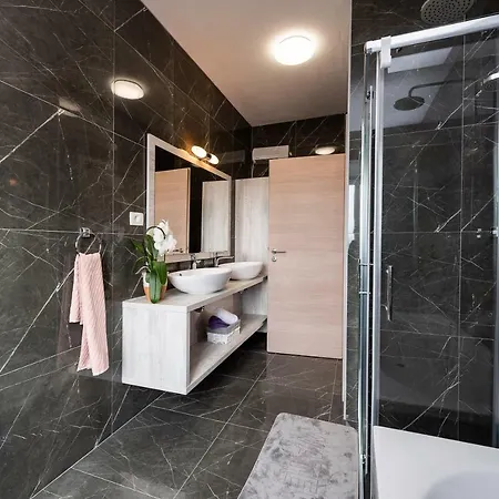 Luka Βίλα Ζαντάρ